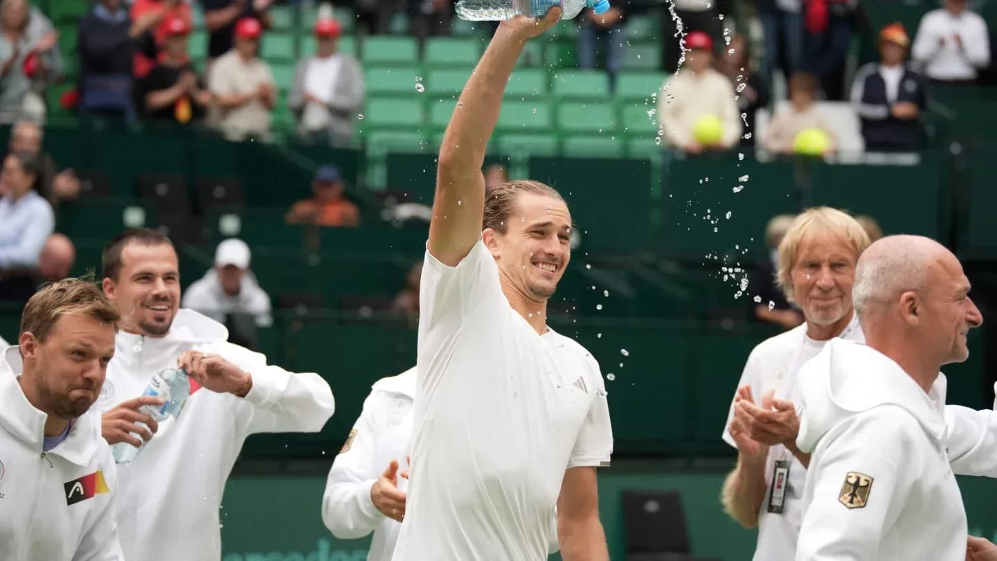 Jugador celebrando con agua durante el partido