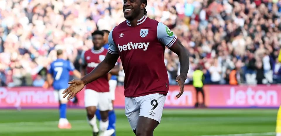 Jugador de West Ham celebrando un gol en el estadio