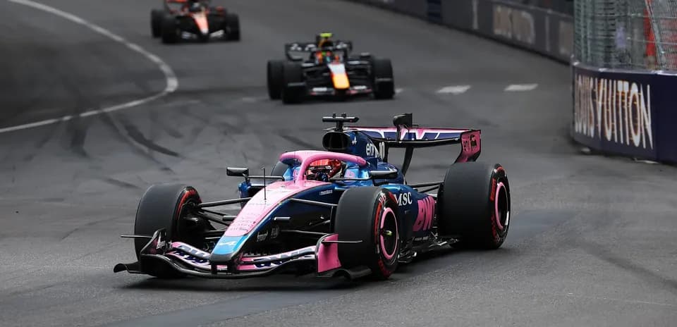 Coche de Fórmula 1 en una curva durante la carrera