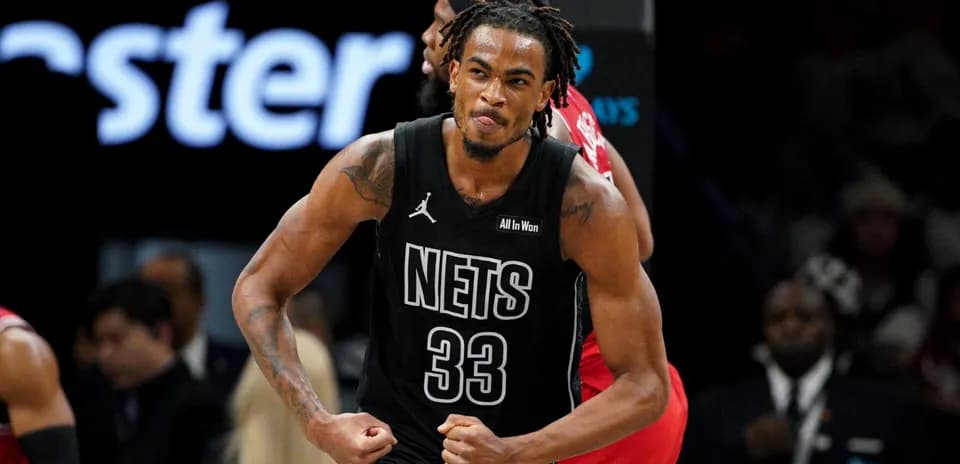 Jugador de los Nets celebrando una jugada en el partido