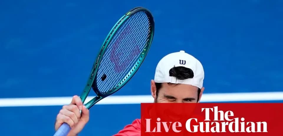 Jugador de tenis levantando su raqueta en cancha