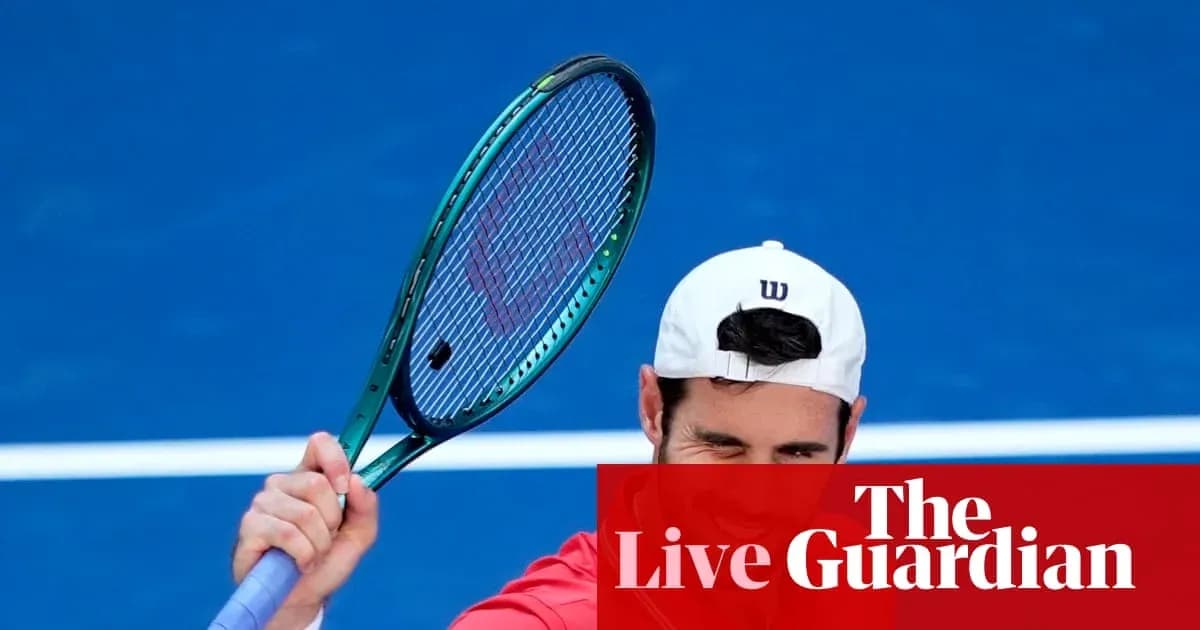Jugador de tenis levantando su raqueta en cancha