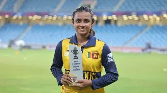 Jugadora sosteniendo el trofeo de mejor jugadora