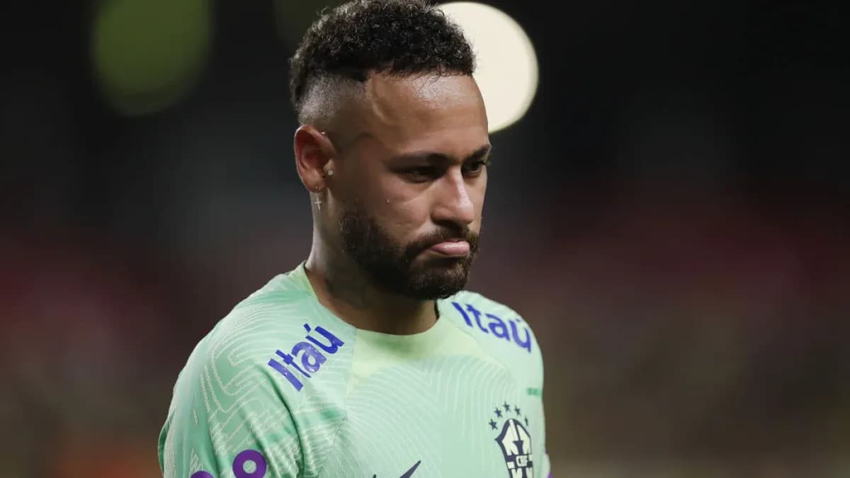 Neymar luciendo pensativo en el campo de juego