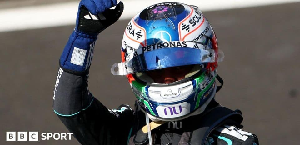 Piloto de Fórmula 1 celebrando con el puño en alto