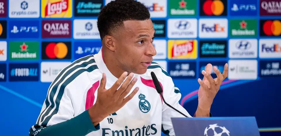 Jugador en conferencia de prensa antes del partido