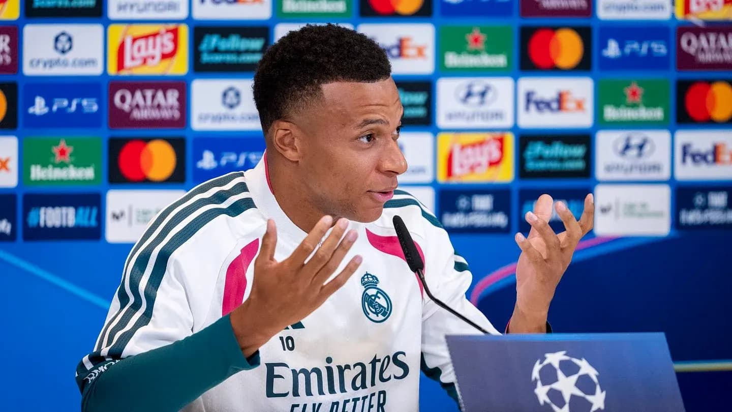 Jugador en conferencia de prensa antes del partido