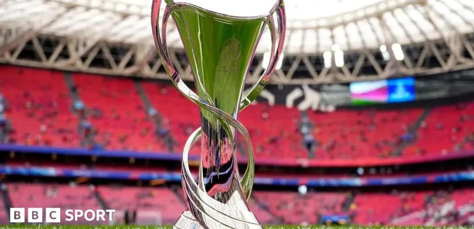 Trofeo en el estadio con gradas vacías
