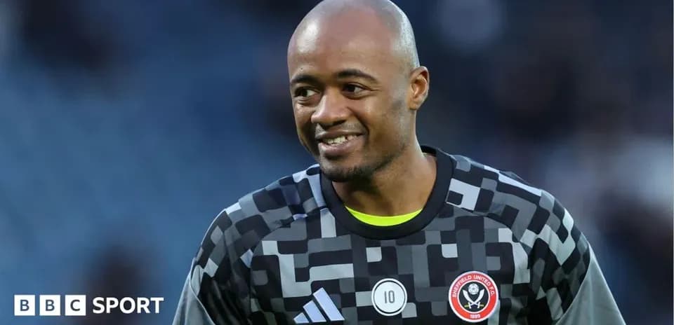 Portero de Sheffield United sonriendo en el campo