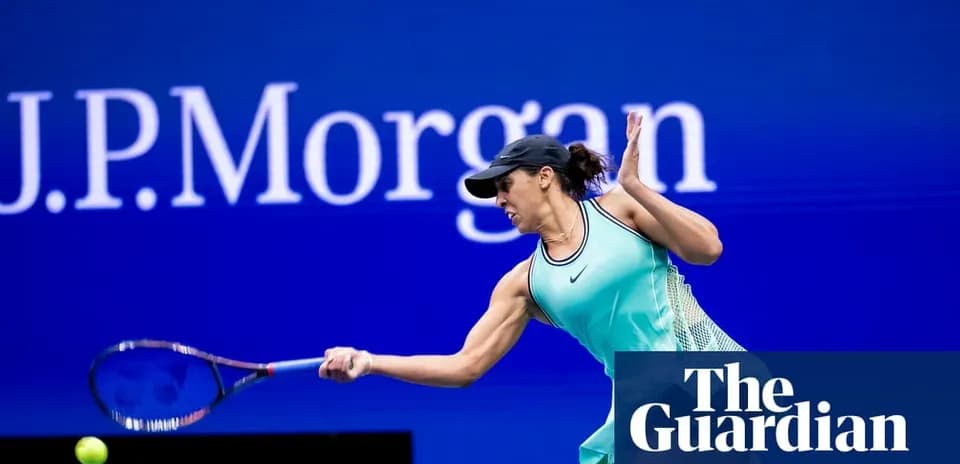 Jugadora de tenis golpeando una pelota en la cancha