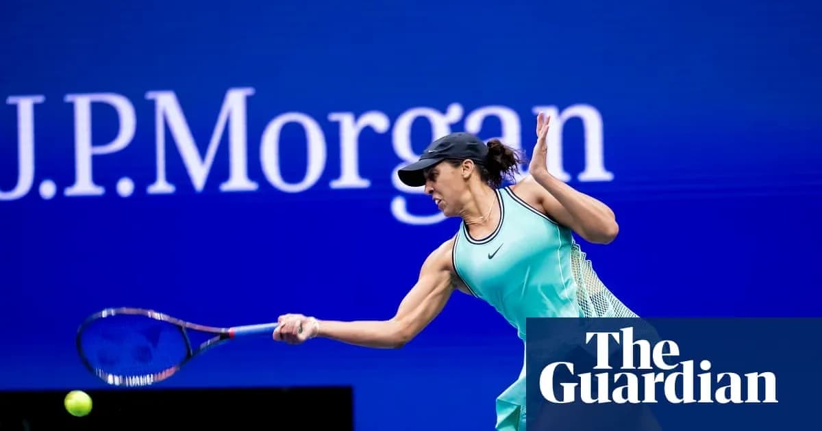 Jugadora de tenis golpeando una pelota en la cancha