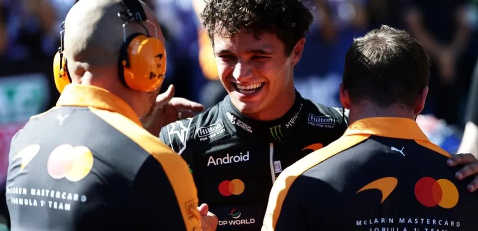 Lando Norris celebrando con el equipo McLaren