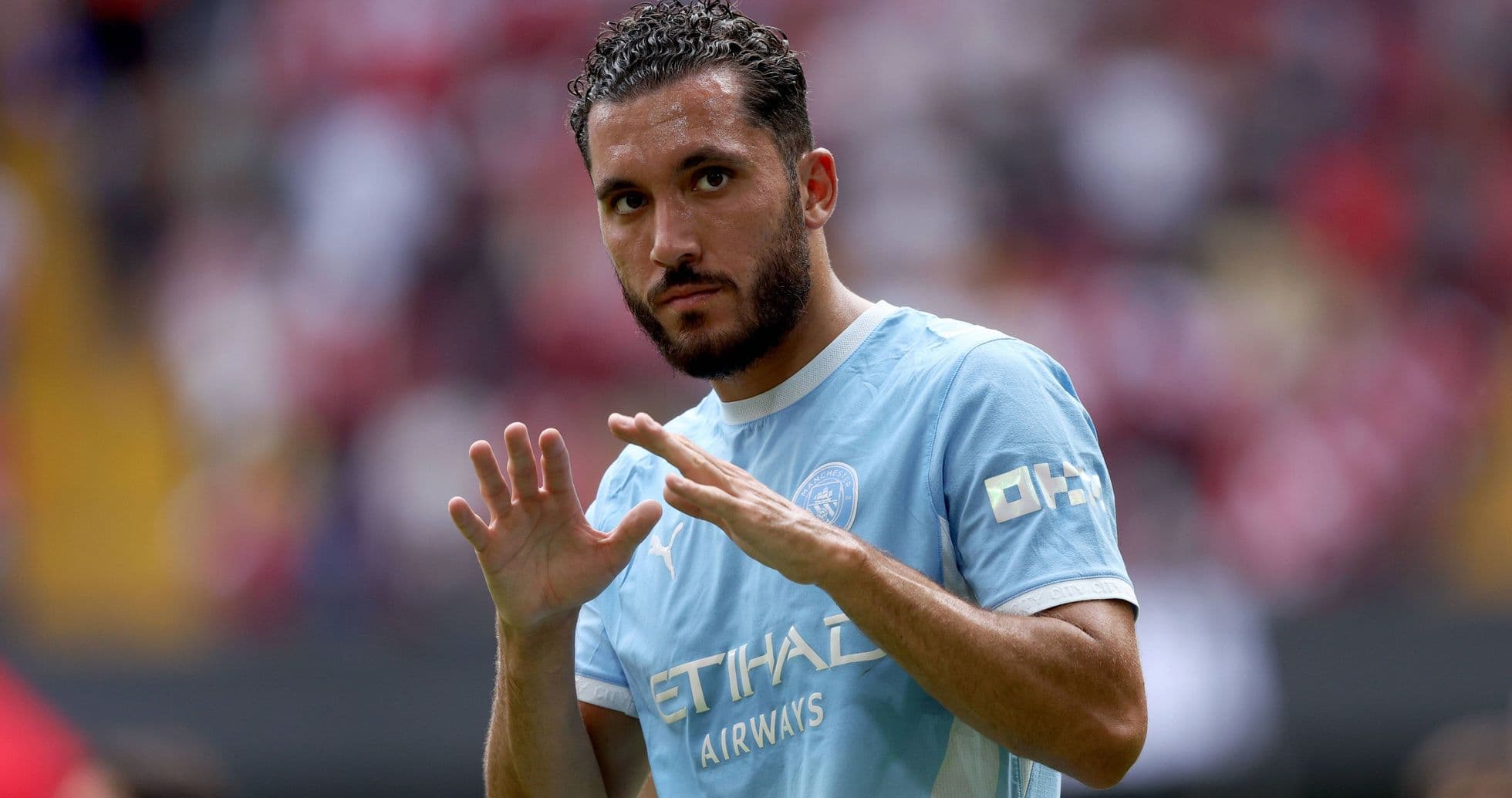 Jugador saludando con camiseta de Manchester City