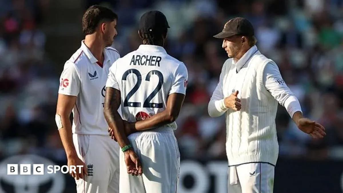 Jugadores de cricket discutiendo en el campo