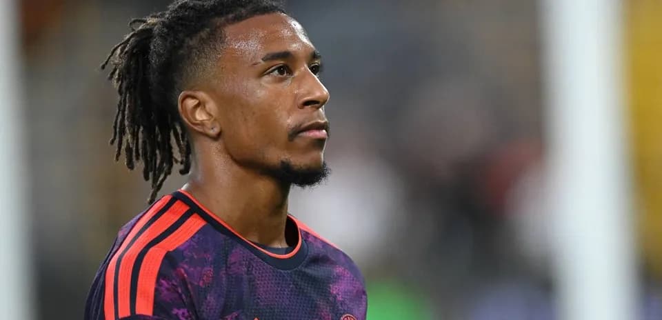 Jugador de fútbol con uniforme en el campo