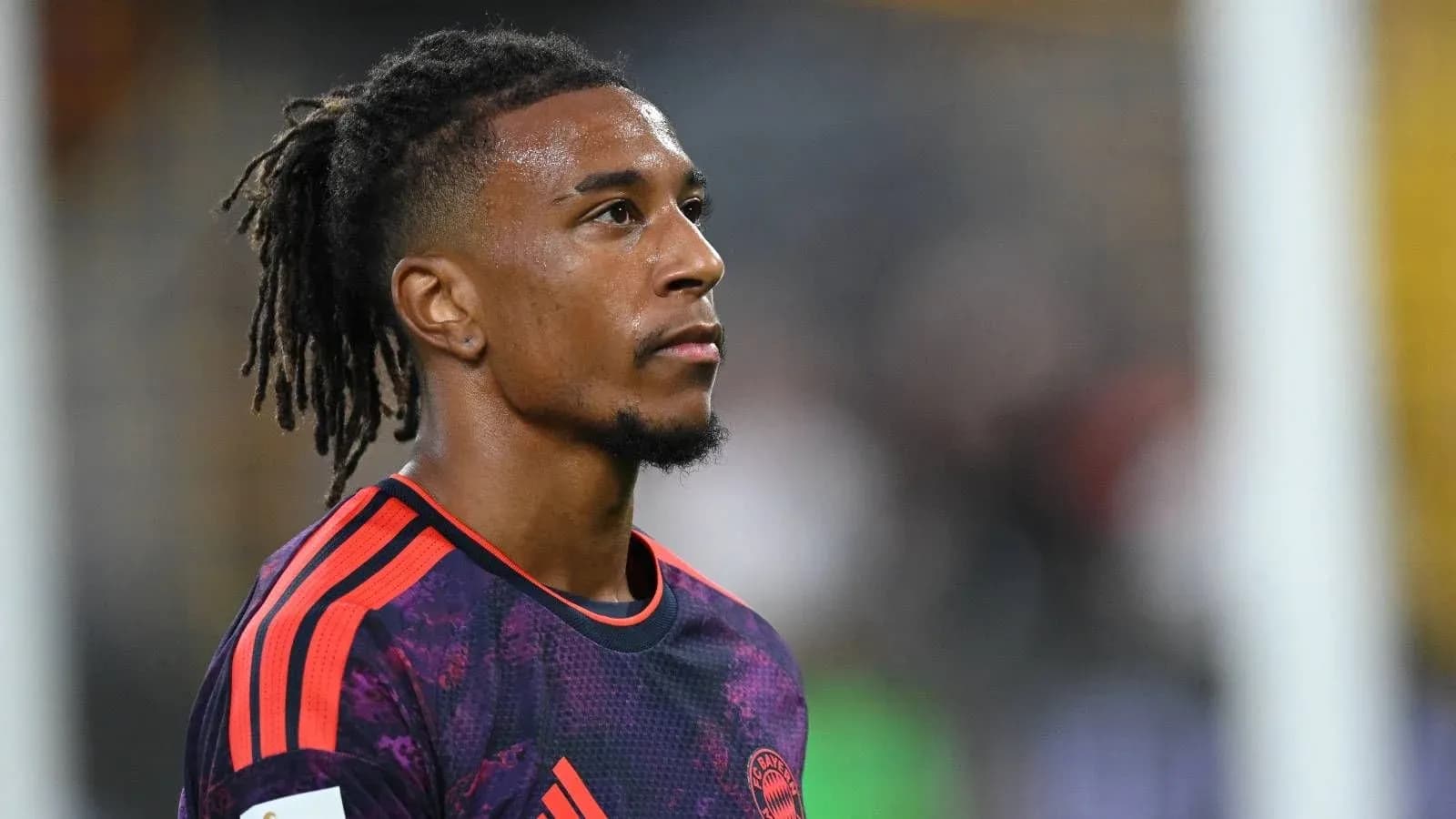 Jugador de fútbol con uniforme en el campo