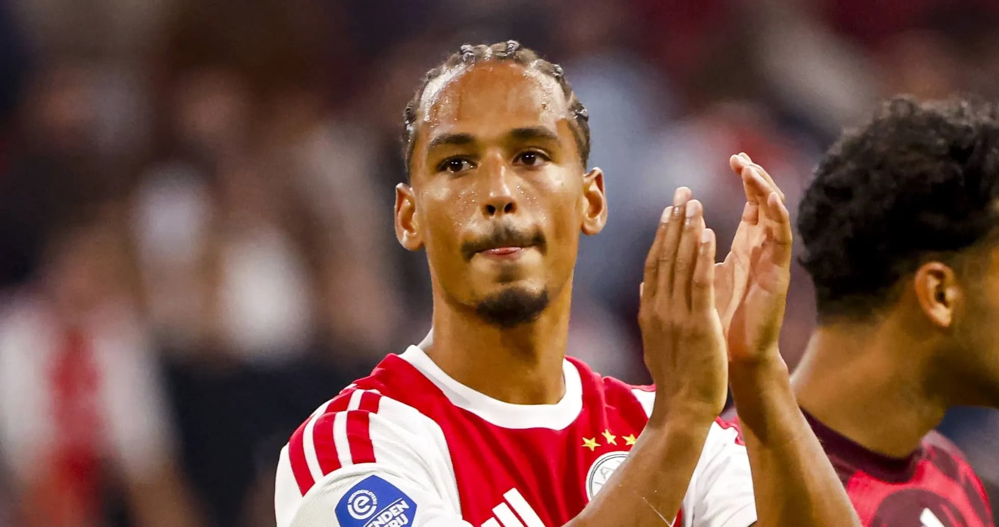 Jugador de Ajax aplaudiendo tras el partido