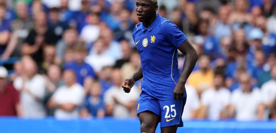 Jugador de Chelsea corriendo en el campo de juego