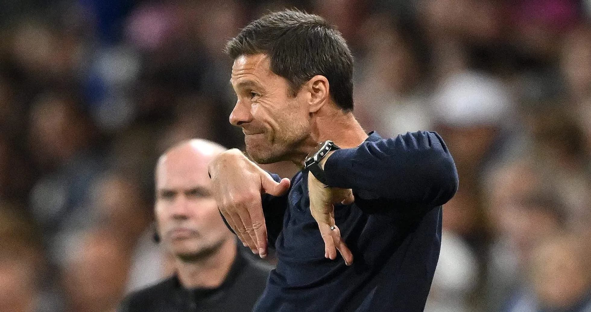 Entrenador gesticulando en el banquillo durante el partido