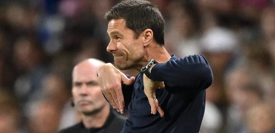 Entrenador gesticulando en el banquillo durante el partido