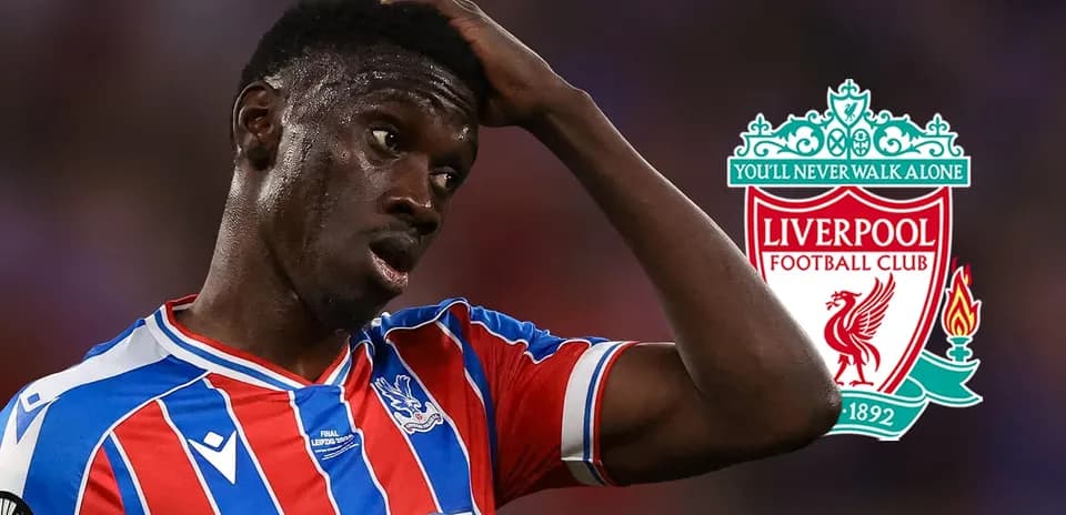 Jugador de Crystal Palace con camiseta rayada, preocupado