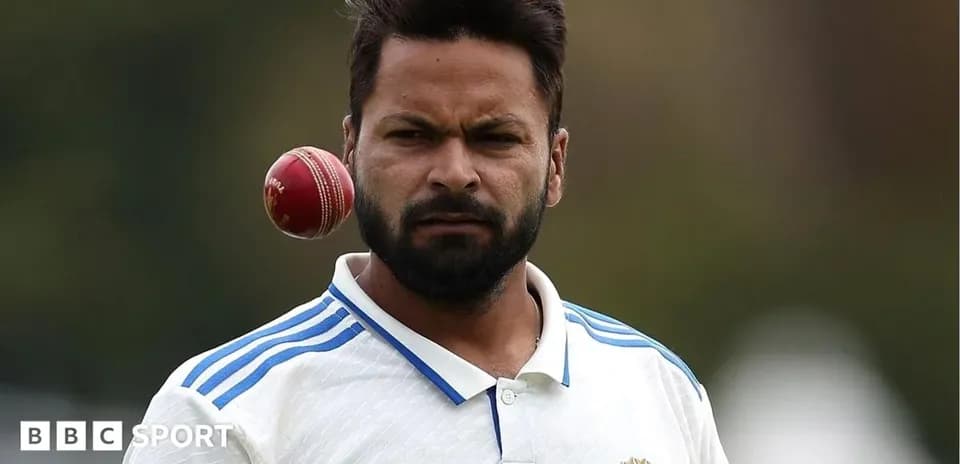 Jugador lanzando una pelota de cricket en entrenamiento