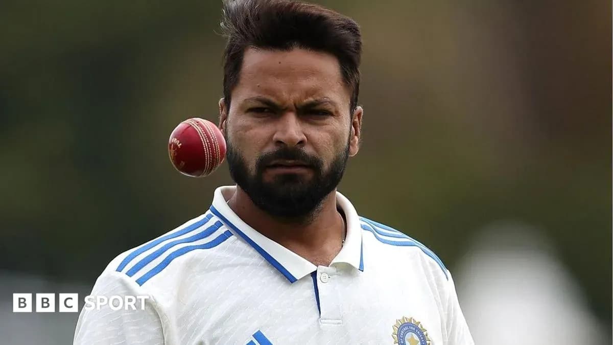 Jugador lanzando una pelota de cricket en entrenamiento