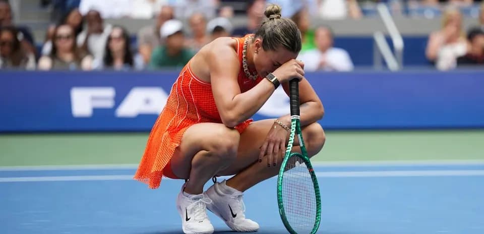 Jugadora de tenis arrodillada en la pista