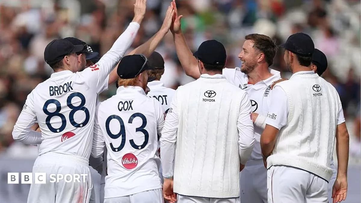 Jugadores de cricket celebrando un wicket en equipo