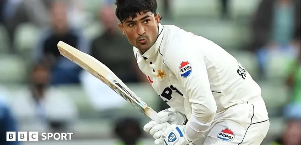 Jugador de cricket preparado para batear en partido