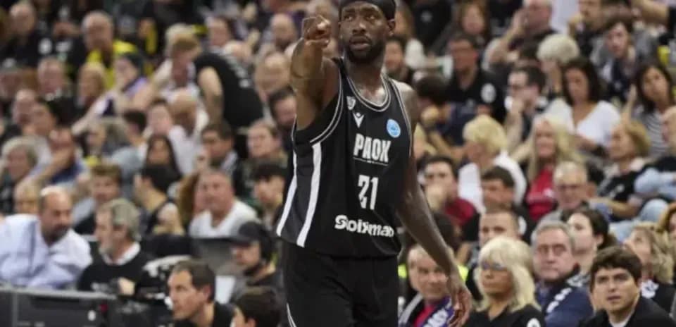 Jugador señalando durante un partido de baloncesto
