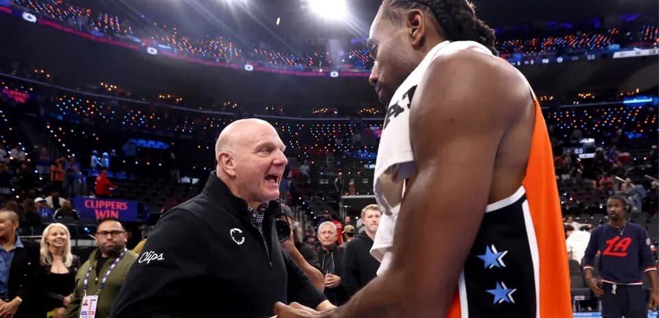 Kawhi Leonard y Steve Ballmer celebrando la victoria