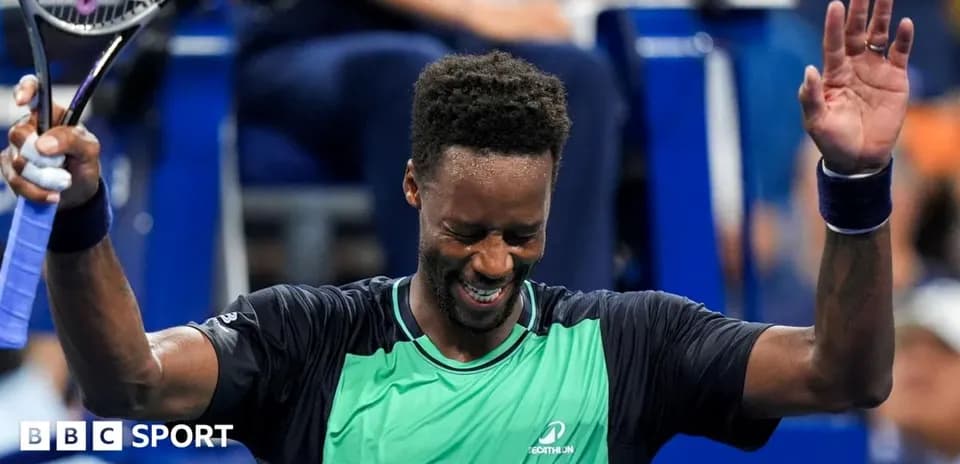 Jugador de tenis celebrando con raqueta levantada