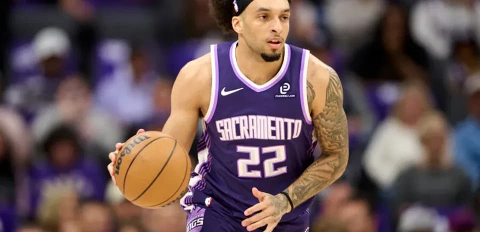 Jugador de baloncesto con balón en la cancha