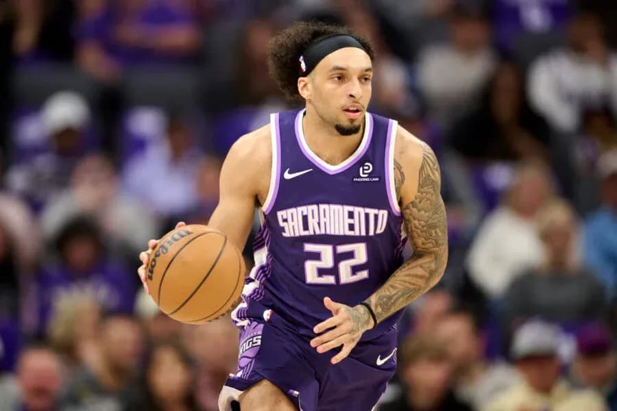 Jugador de baloncesto con balón en la cancha