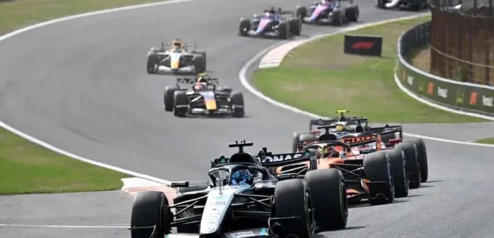 Varios coches de Fórmula 1 compitiendo en curva
