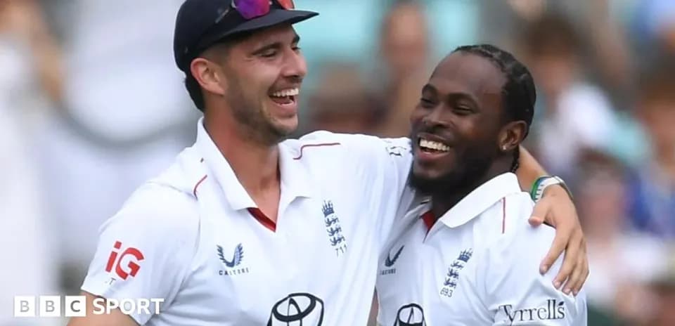 Jugadores de cricket celebrando una wicket juntos