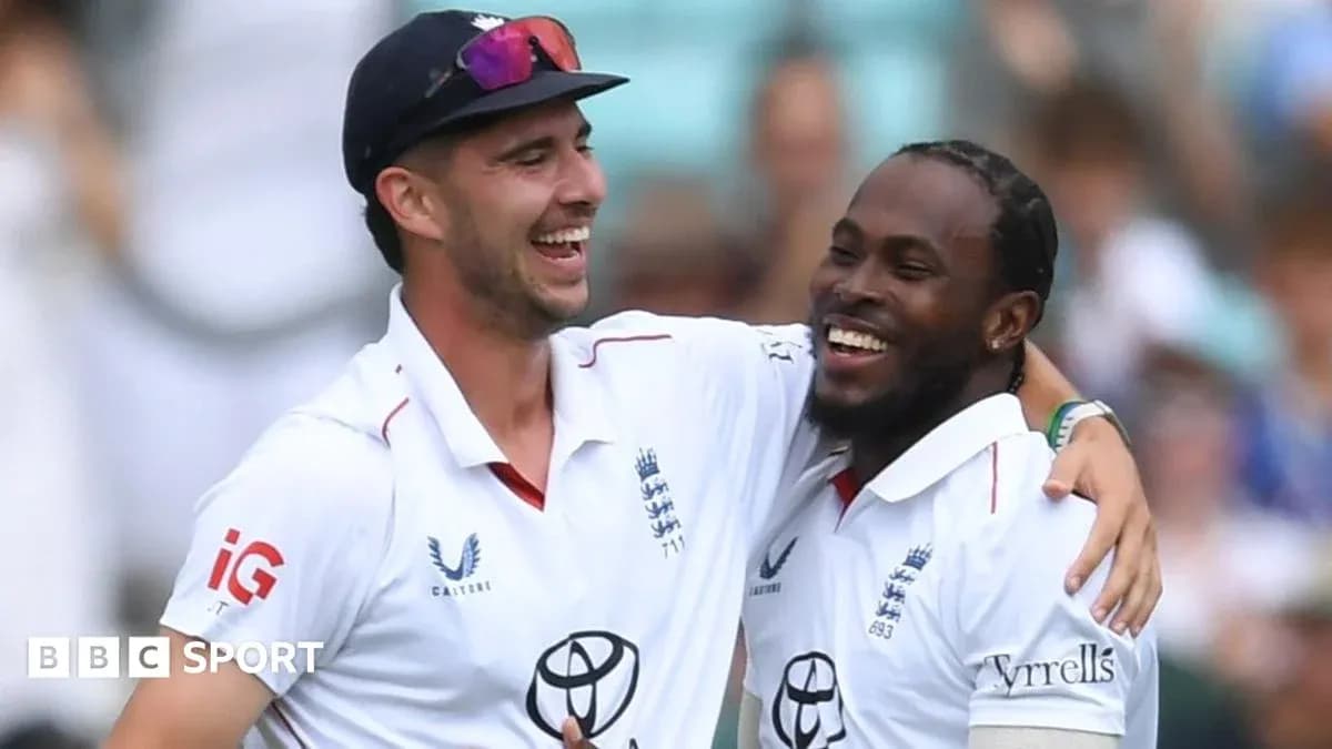 Jugadores de cricket celebrando una wicket juntos