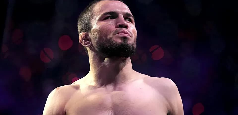 Luchador de MMA en el escenario antes de la pelea