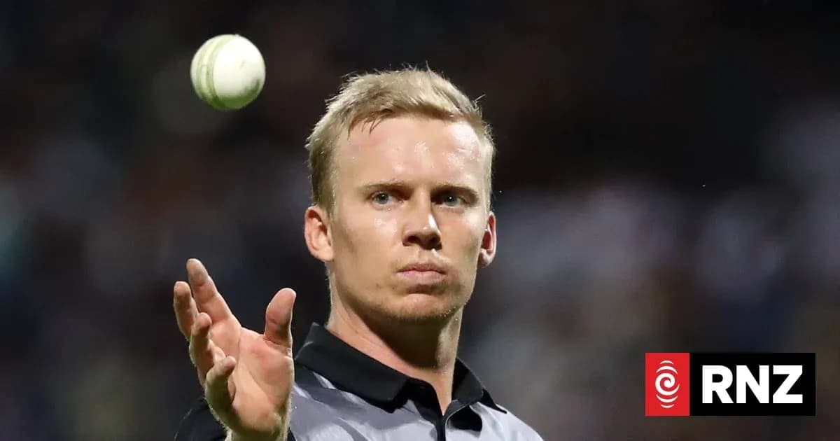 Árbitro lanzando la pelota durante un partido