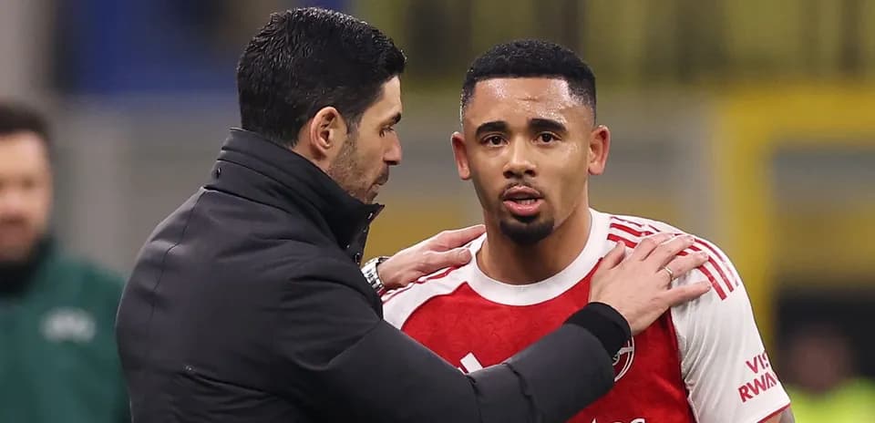 Entrenador hablando con jugador durante el partido