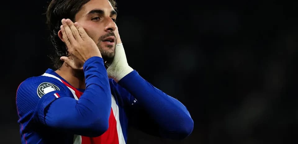Jugador de fútbol tocándose la cabeza durante el partido