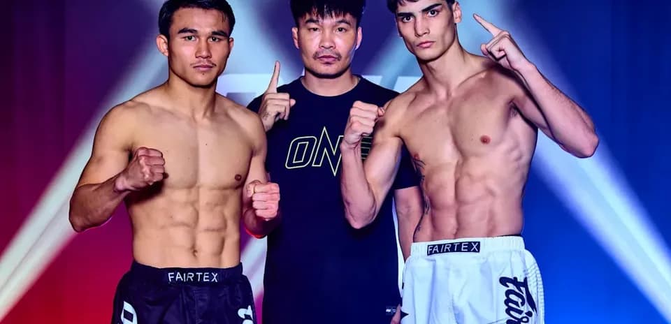 Dos luchadores y un entrenador en evento de pesaje