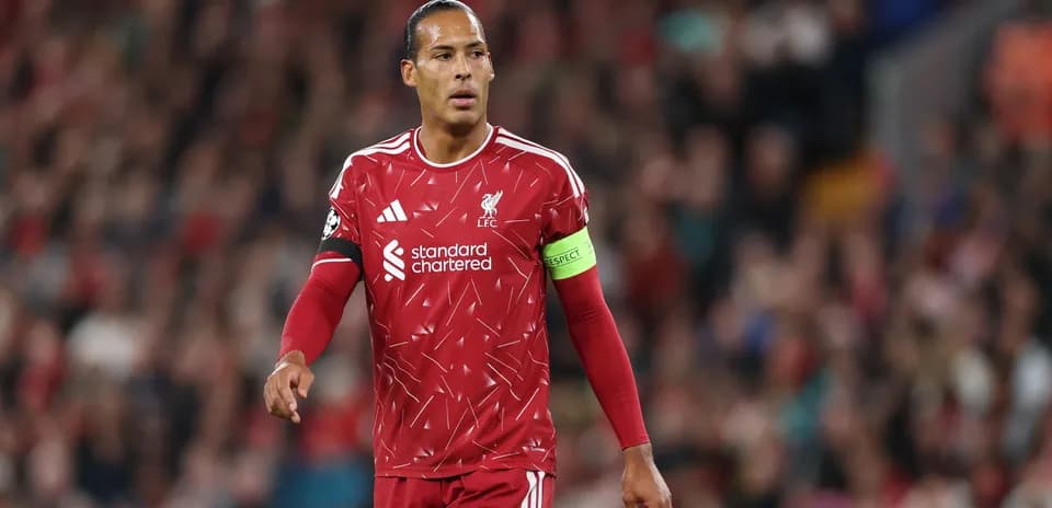 Jugador de Liverpool con camiseta roja en el campo