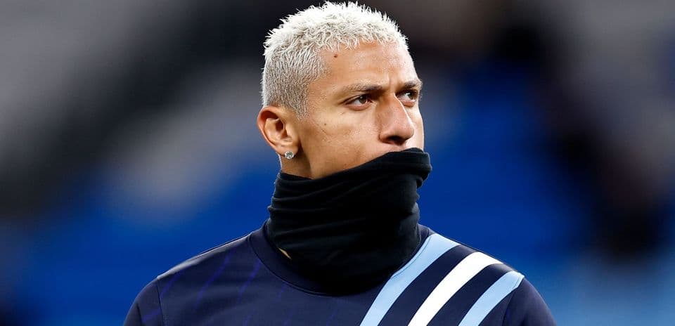 Jugador con bufanda negra en el calentamiento