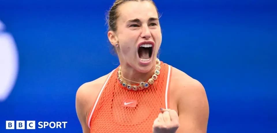 Jugadora celebrando un punto durante un partido de tenis