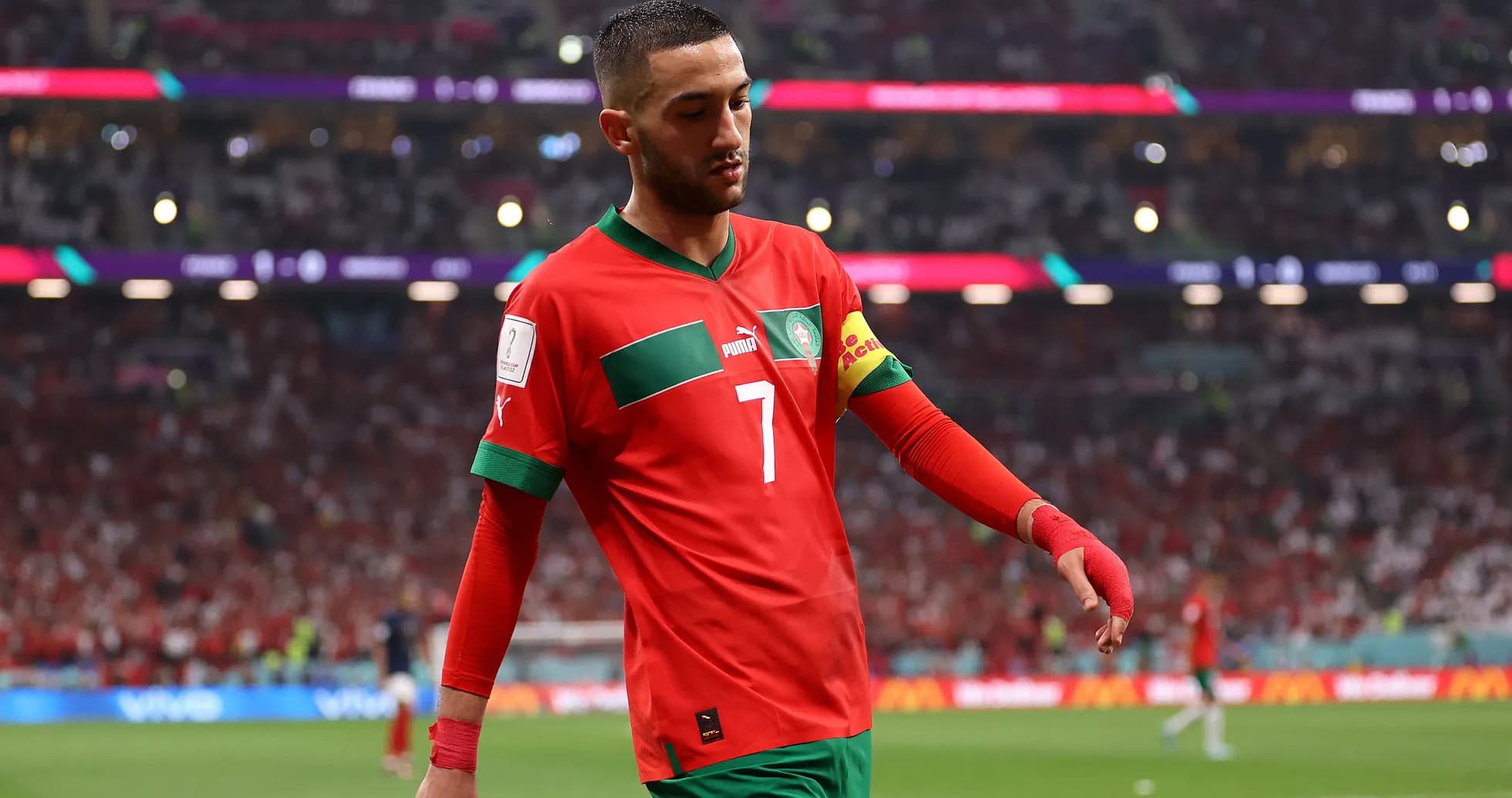 Jugador de Marruecos saliendo del campo durante el partido