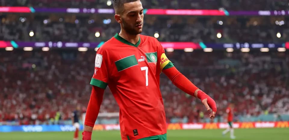 Jugador de Marruecos saliendo del campo durante el partido