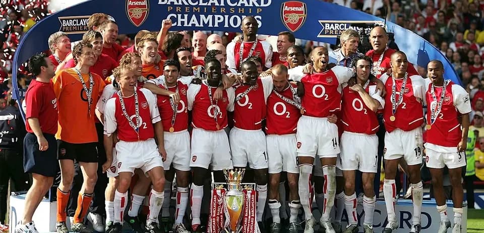 Equipo de Arsenal celebrando el campeonato de la Premier League