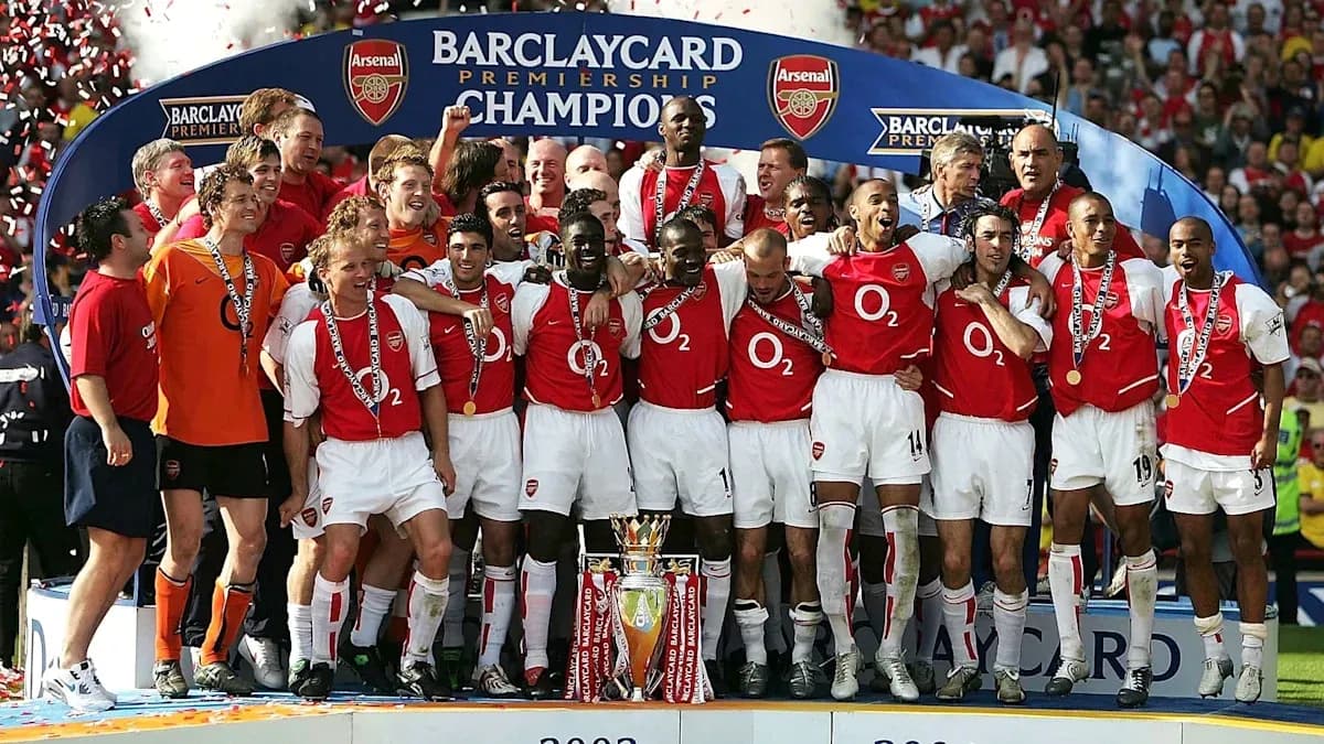 Equipo de Arsenal celebrando el campeonato de la Premier League